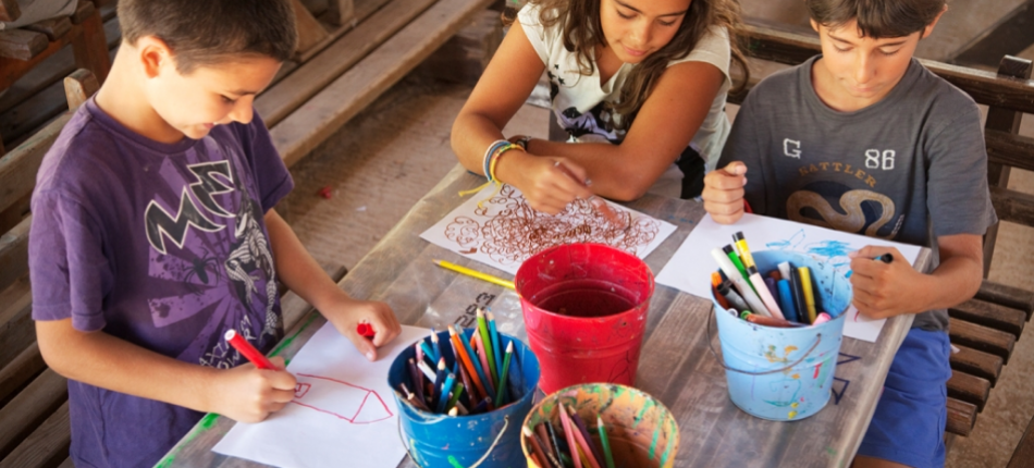 Children drawing in the Ranch